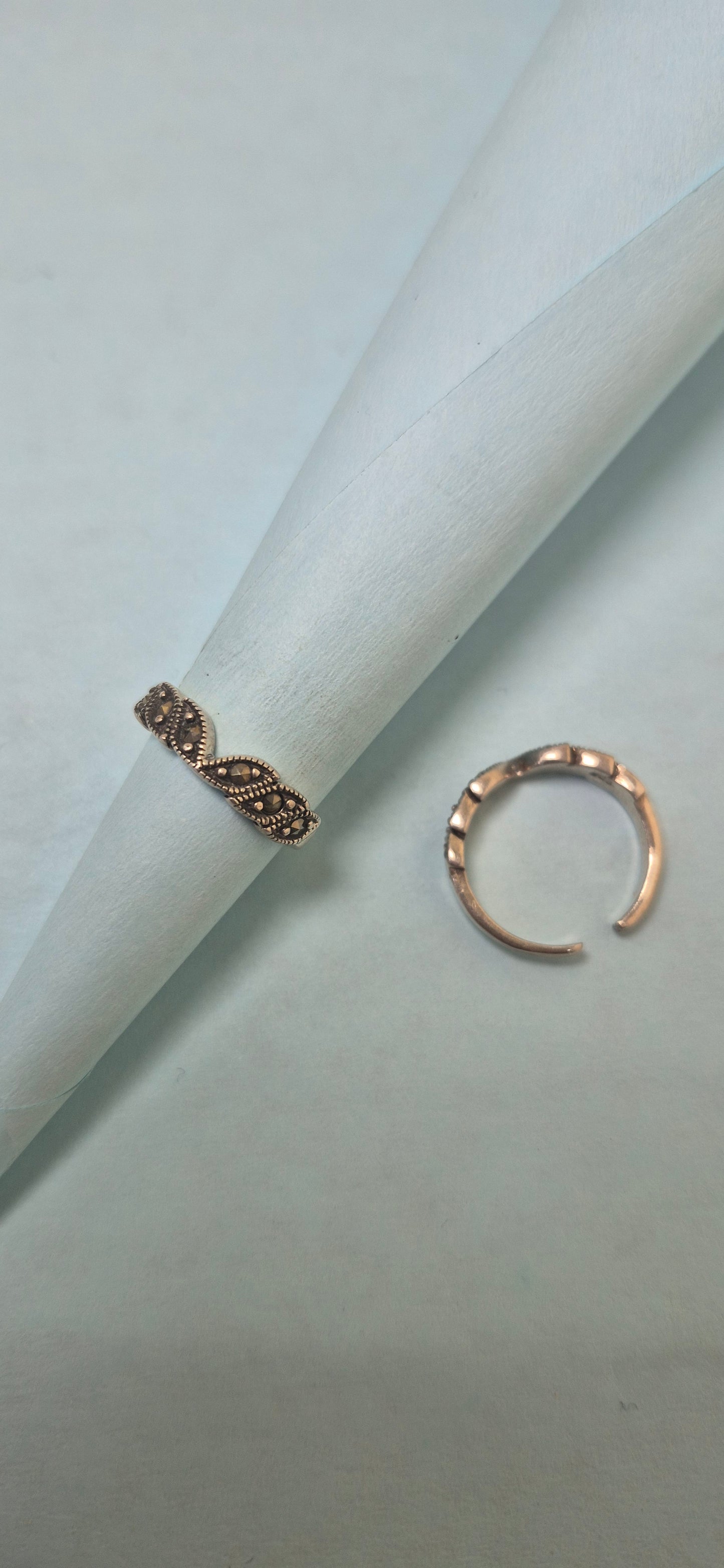 Black tourmaline flower toe ring