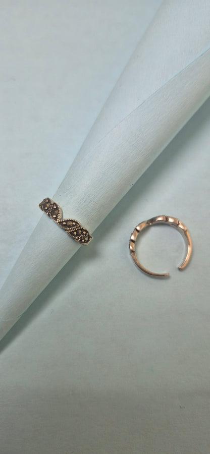 Black tourmaline flower toe ring