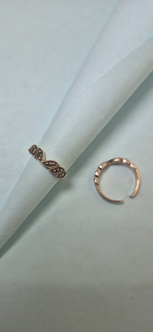 Black tourmaline flower toe ring