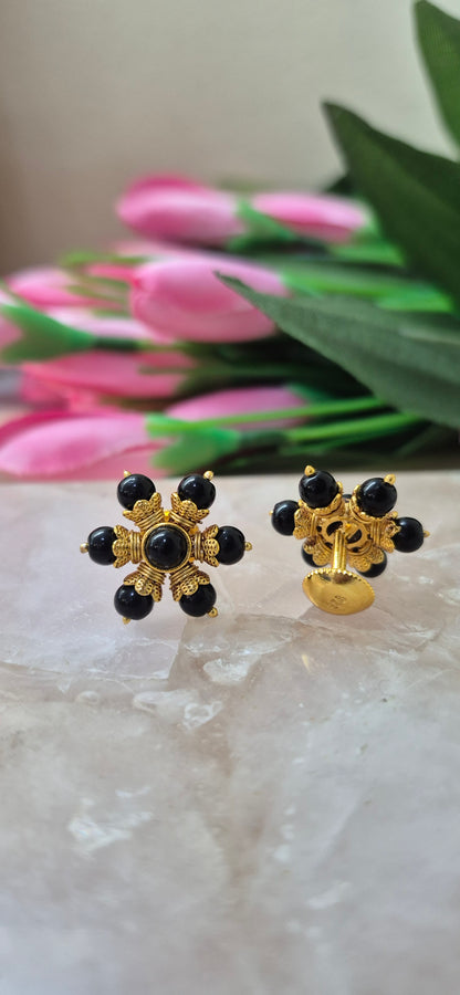 Black beads stud