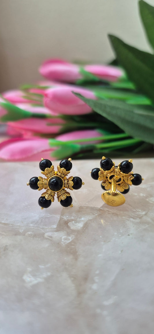 Black beads stud