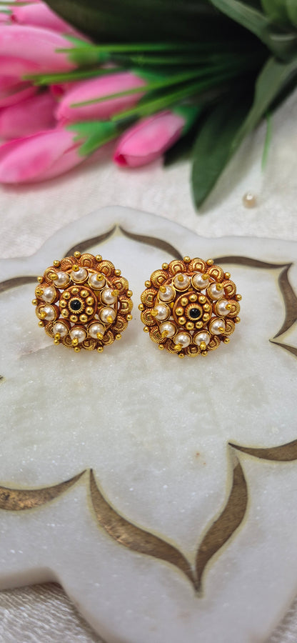 Pearl nakas stud