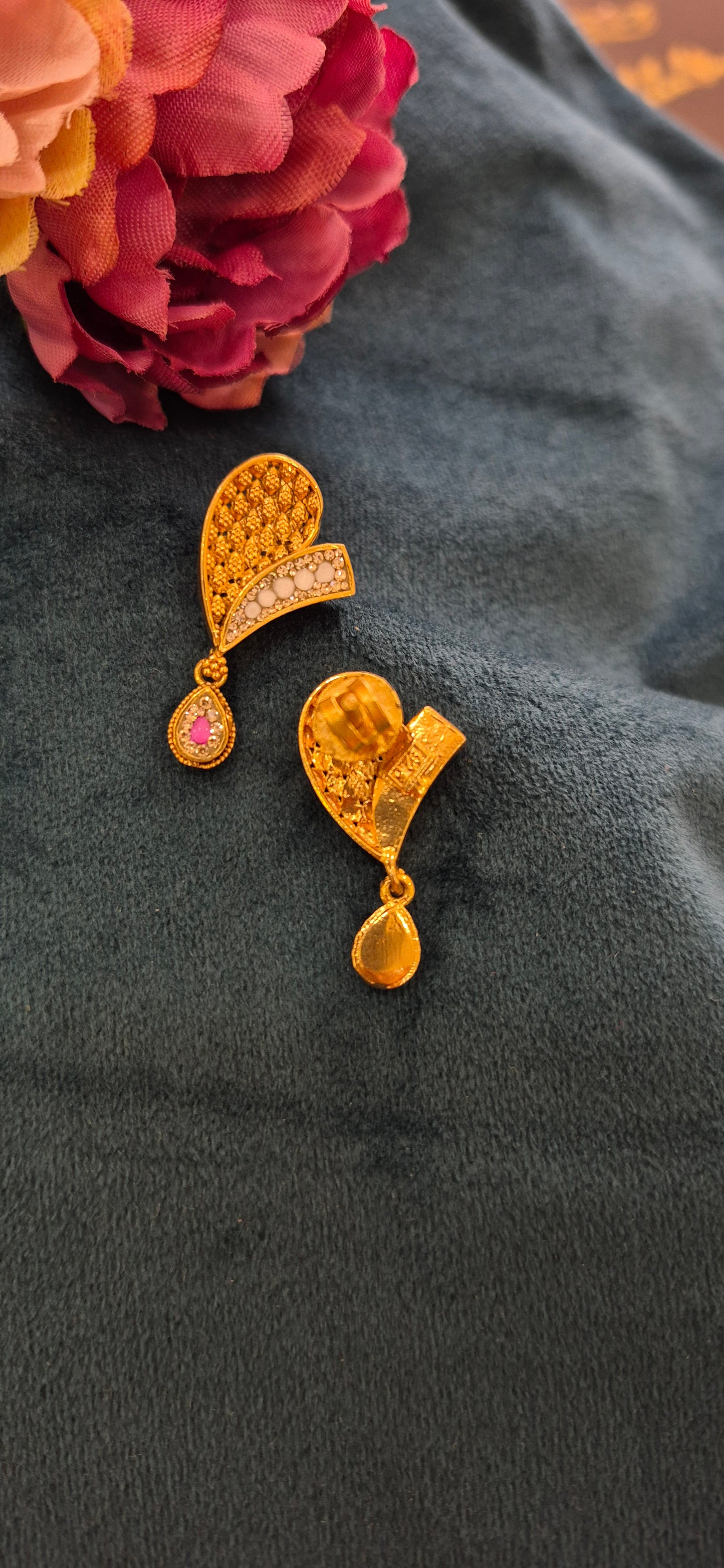 Exclusive sanch mangalsutra chain with studs