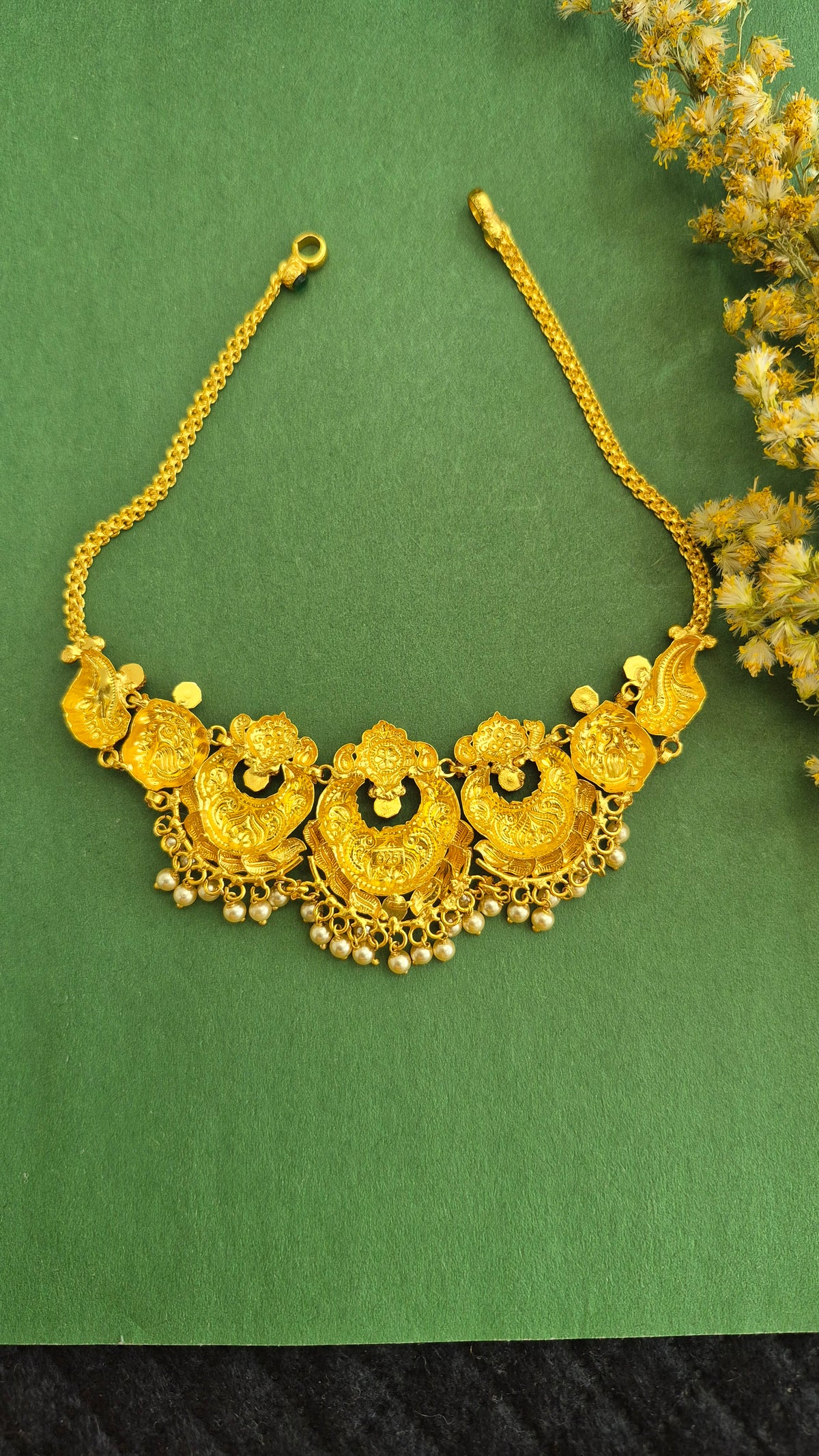 Nakas chandbali short necklack with pearls