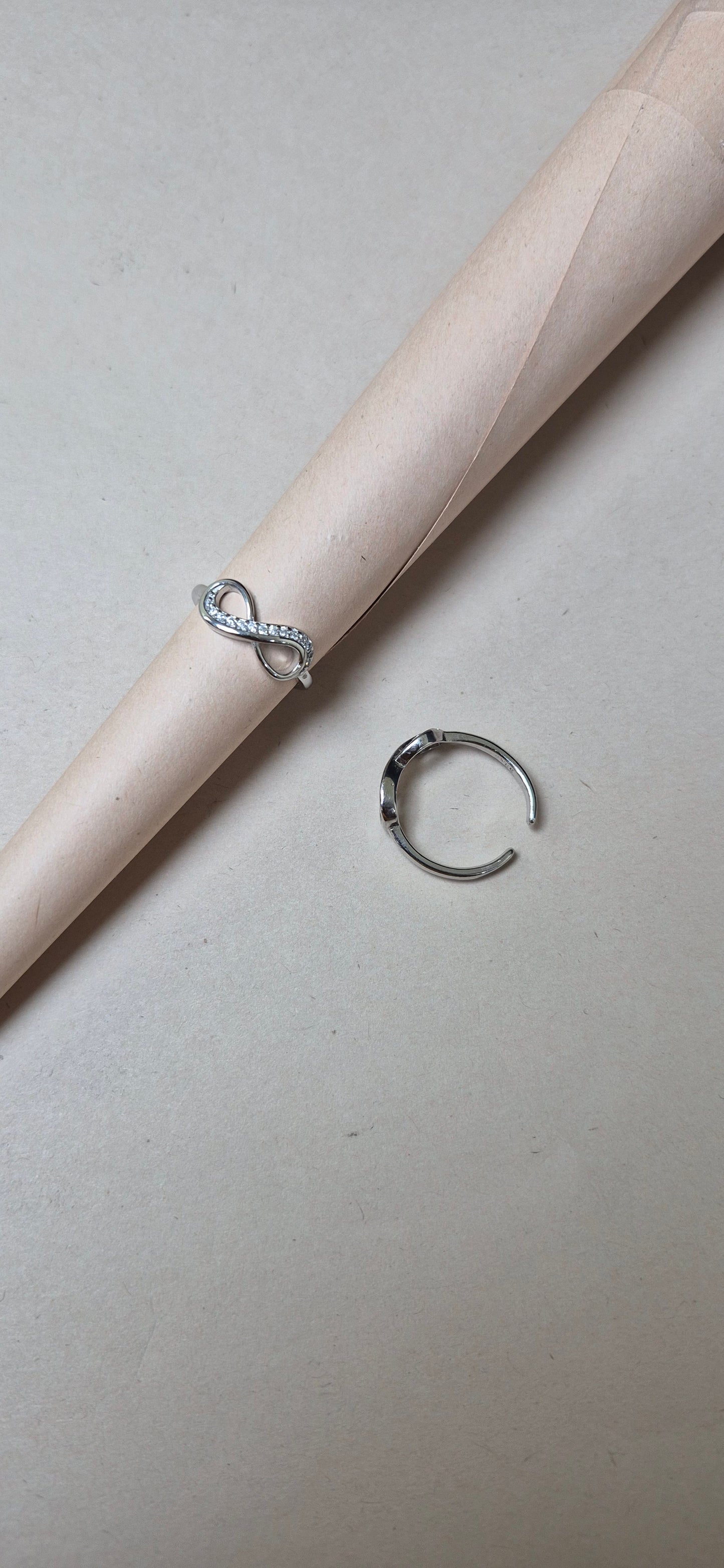 Stone infinity toe ring