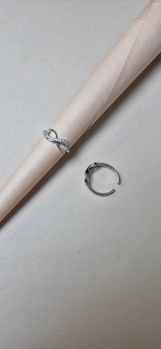 Stone infinity toe ring