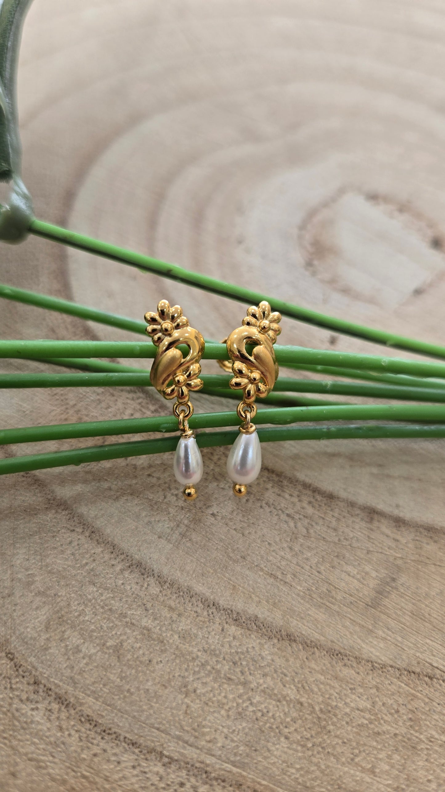 Pearl drop earring
