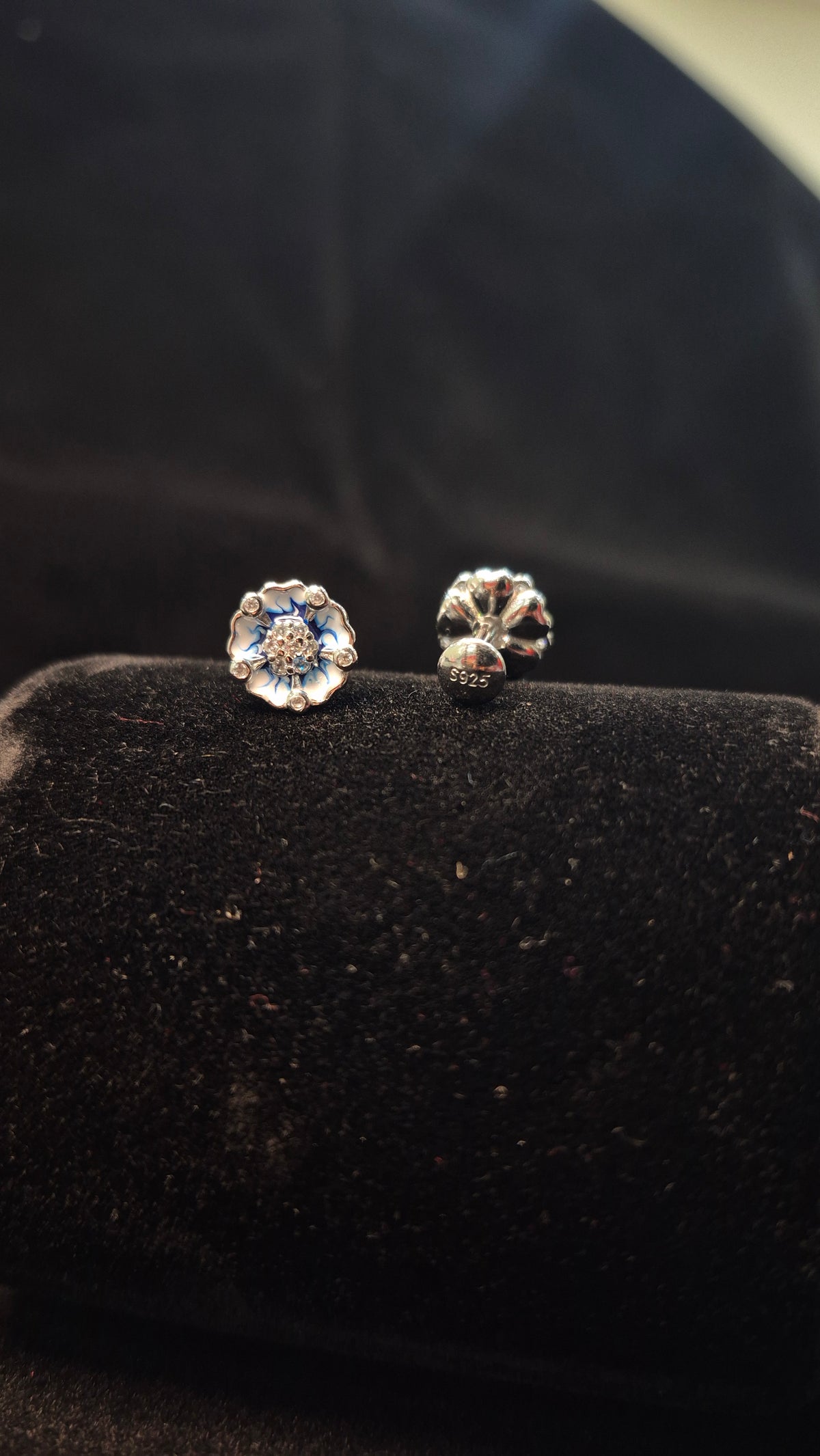 Double colour stone round flower