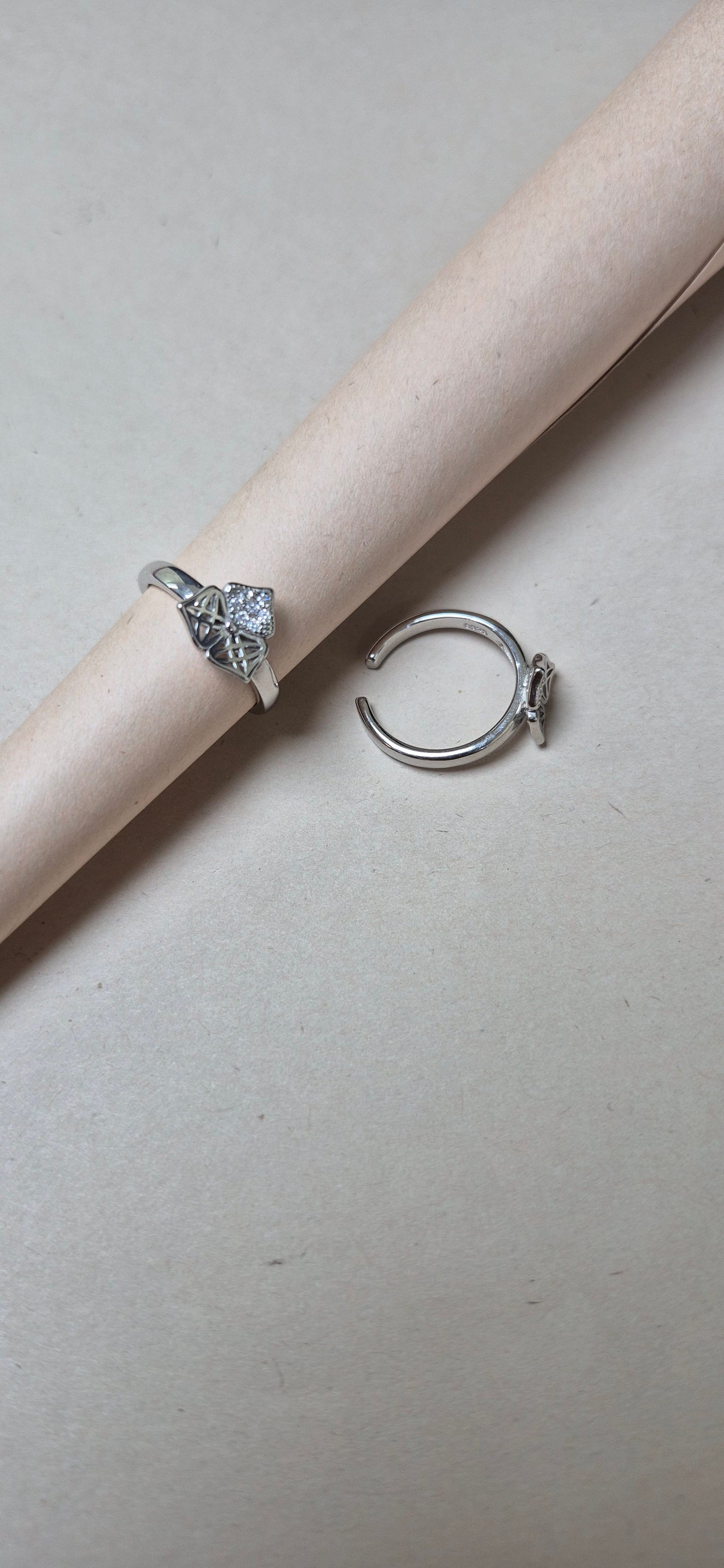 Prism petals toe ring