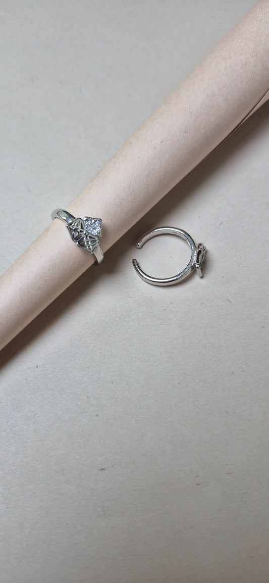 Prism petals toe ring