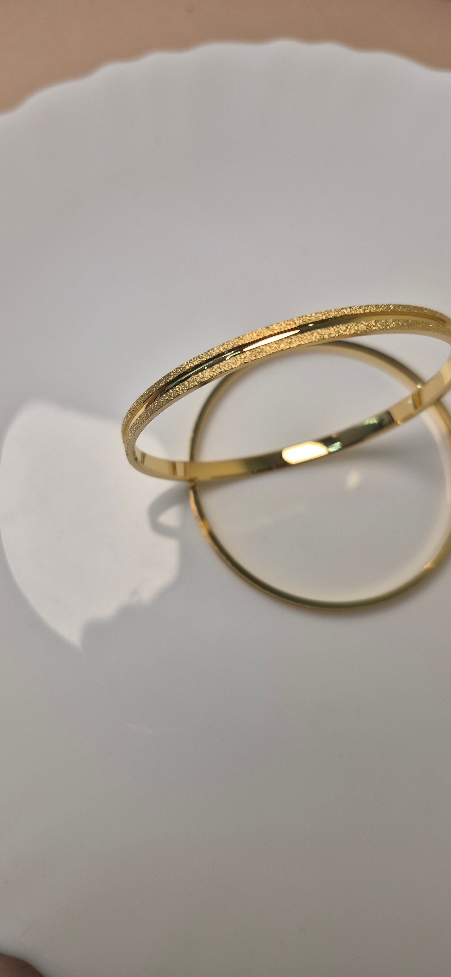 Plain bangle single gold line size 2.2