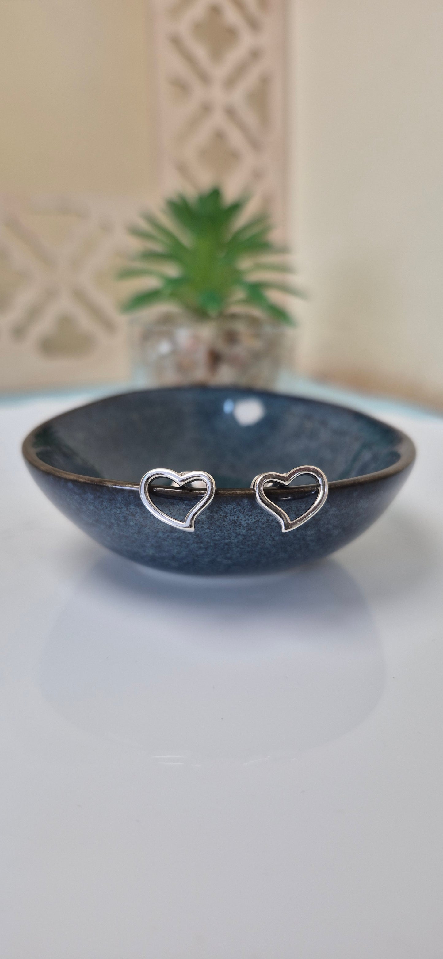 Heart outline stud