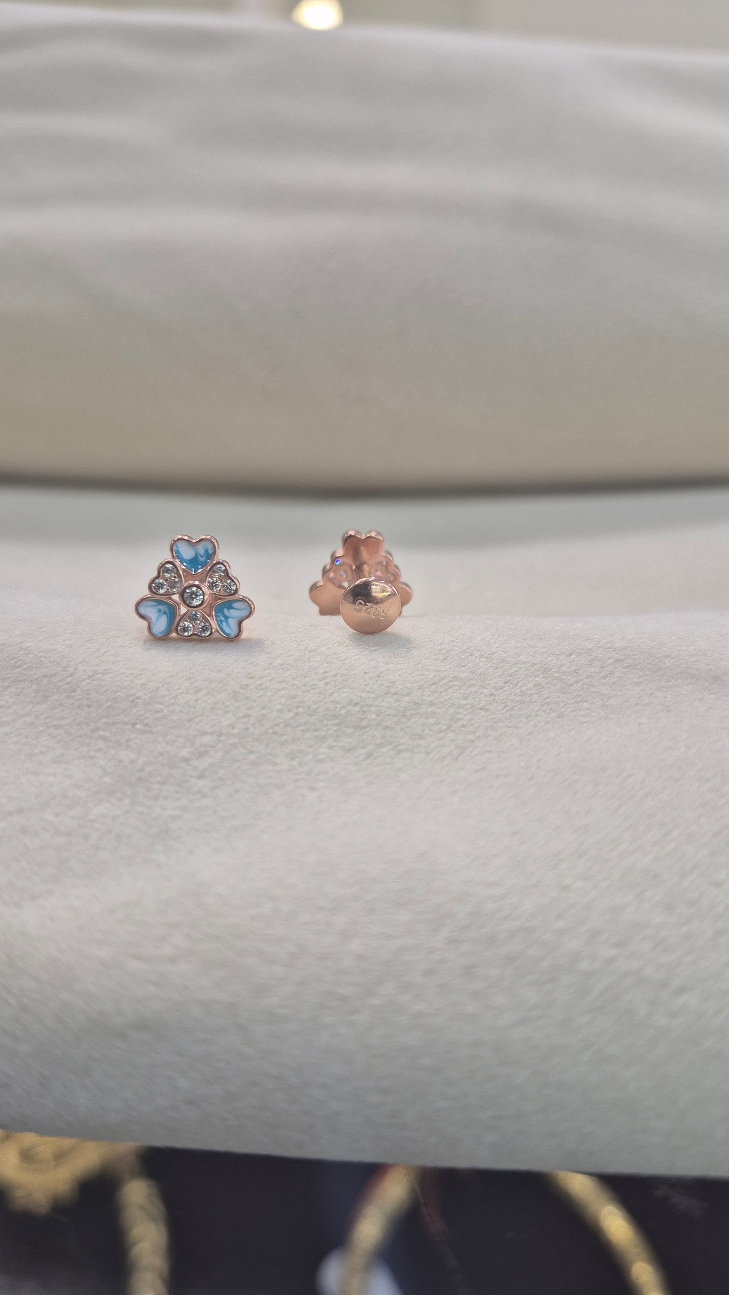 6 Petal stud