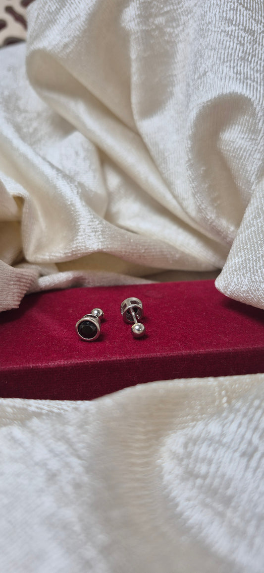 Black round stone helix stud